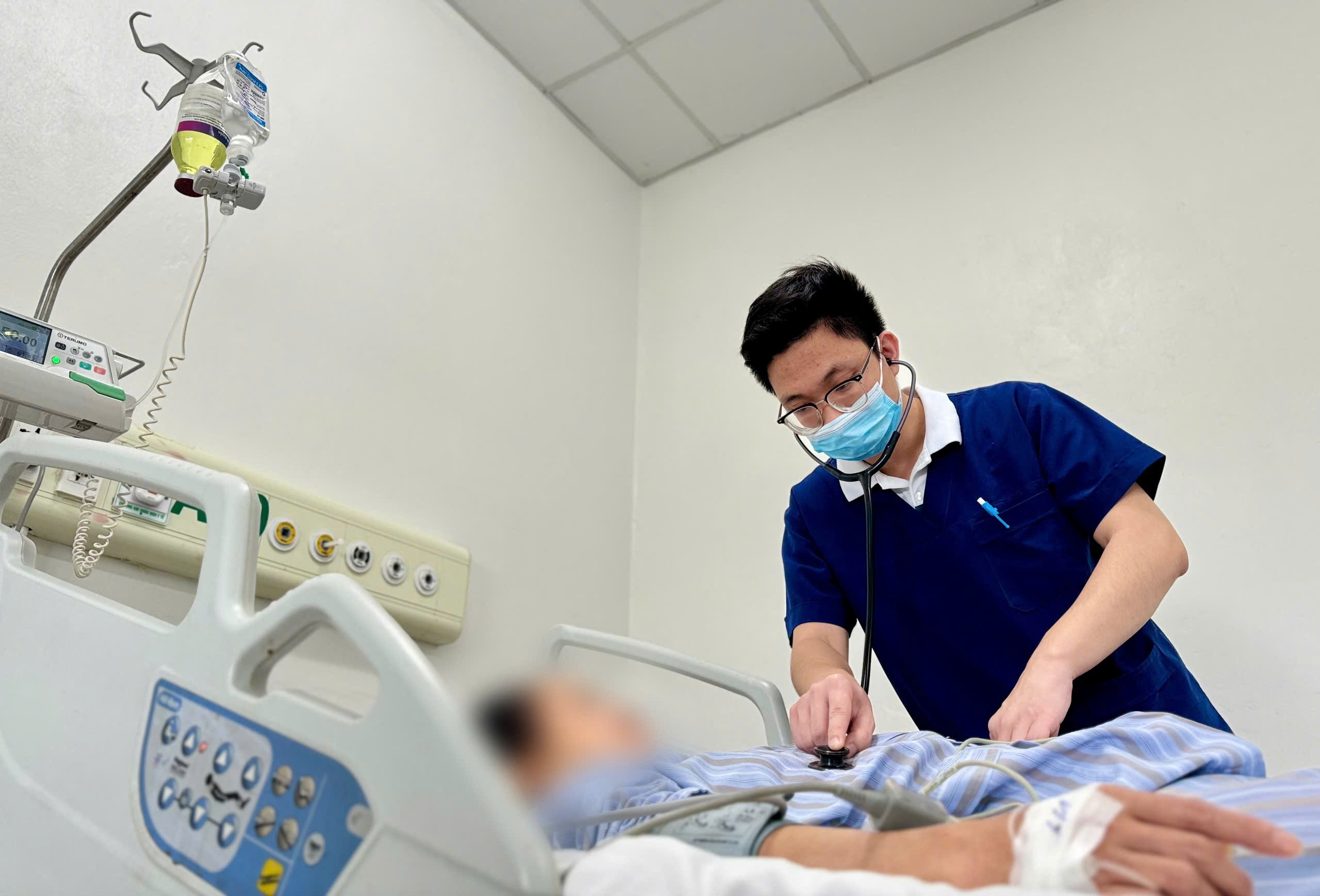 Người phụ nữ bị viêm màng não vì viêm tai giữa kéo dài. 