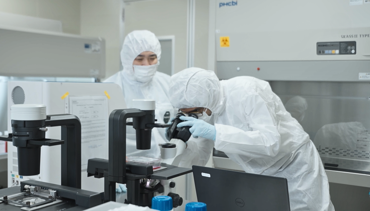 Tổng viện trưởng Takaaki Matsuoka và Giáo sư Ravindra Gupta thực hiện nghiên cứu tại phòng thí nghiệm của Trung tâm Tế bào gốc Helene - Nguồn: Discovery Channel