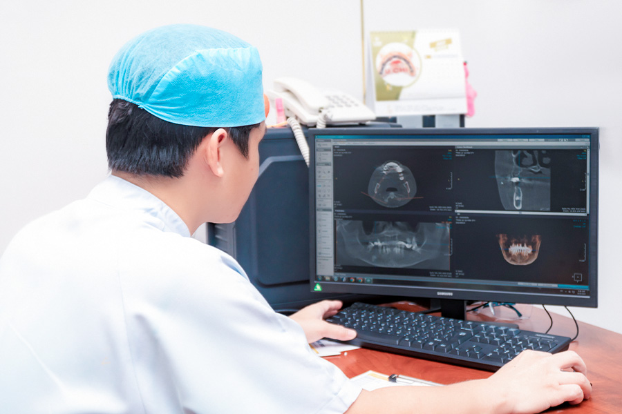 Bác sĩ Nhân thành thạo ứng dụng các công nghệ hiện đại vào điều trị