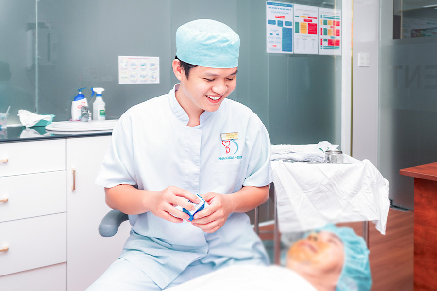 Bác sĩ Nhân chuẩn bị phẫu thuật