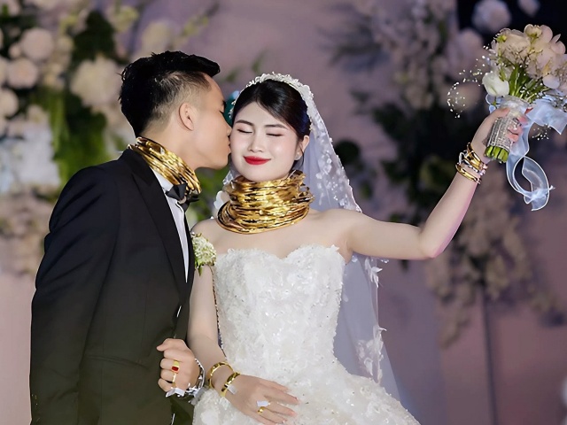 Cô dâu chú rể ở Nghệ An đeo vàng trĩu cổ, tuyên bố điều bất ngờ giữa đám cưới