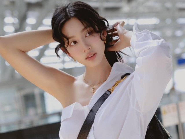 Bị phản ứng, hoa hậu Thùy Tiên xoá sạch bài đăng kẹo rau hợp tác với Quang Linh Vlogs
