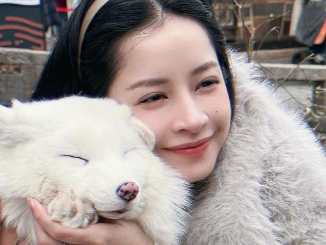 Chi Pu ôm cáo tuyết ở cổ trấn Trung Quốc