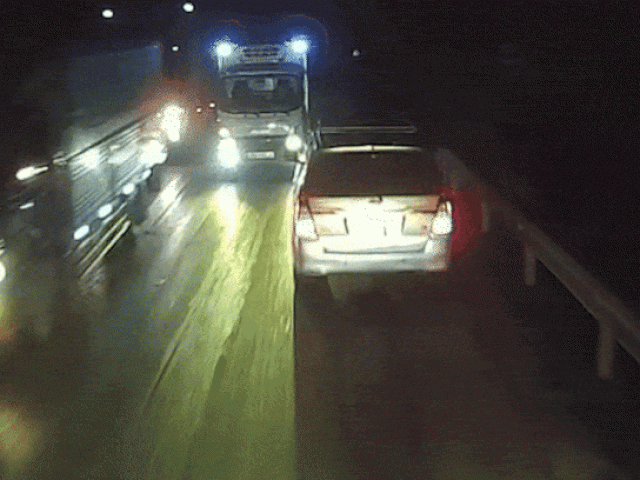 Khoảnh khắc xe đầu kéo đổ dốc đâm liên hoàn