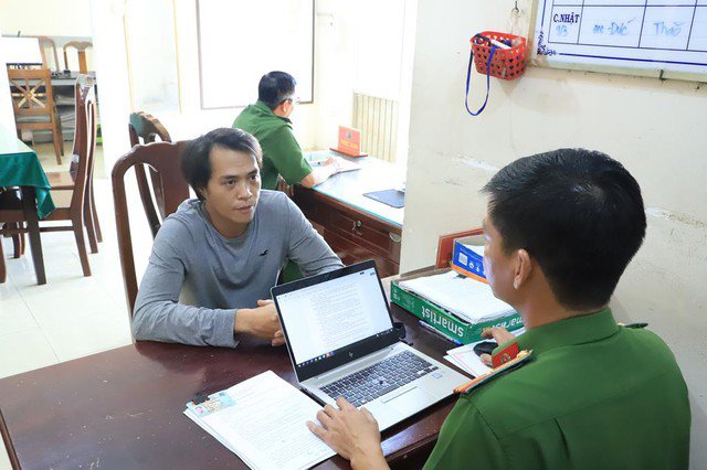 Đối tượng Huynh tại cơ quan công an