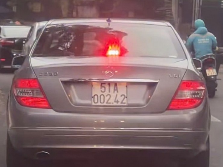 TP HCM: Xác minh ô tô hiệu Mercedes bật đèn giống đèn ưu tiên