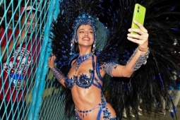 Irina Shayk thu hút sự chú ý khi tham gia Carnival ở Brazil