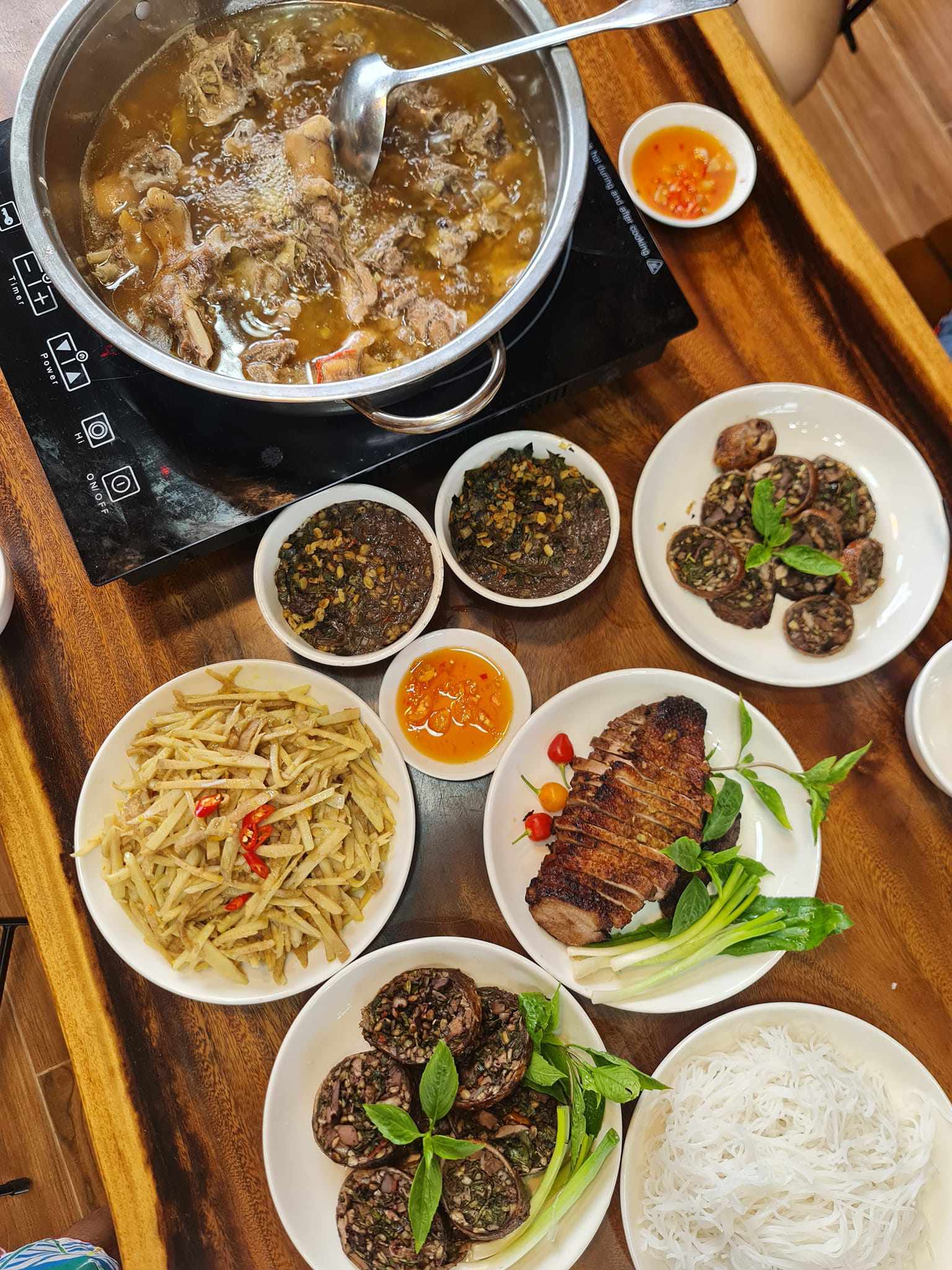 Anh Sơn vào bếp nấu những bữa tiệc nhỏ cho gia đình.