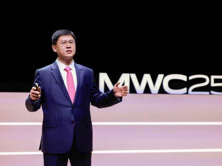 MWC 2025: Sếp Huawei nhắc nhà mạng coi chừng đua không lại "cơn sốt" AI