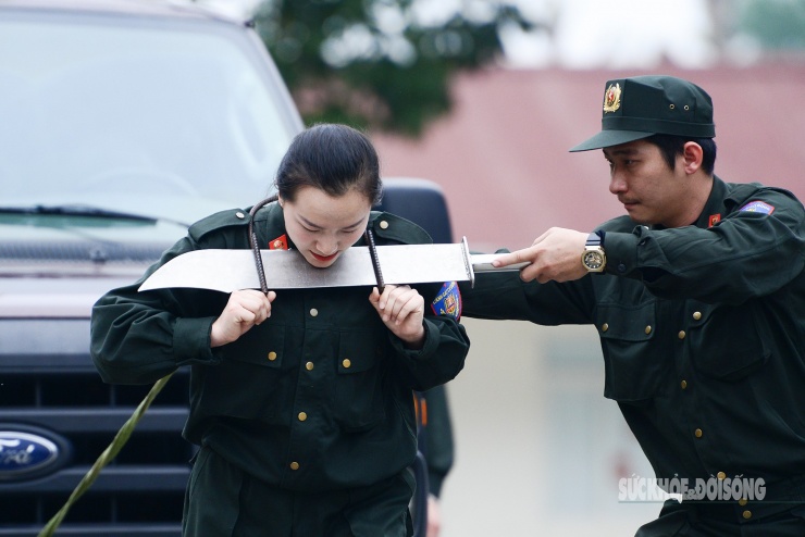 Nữ cảnh sát đặc nhiệm - những &#39;bông hoa thép&#39; trên thao trường - 7