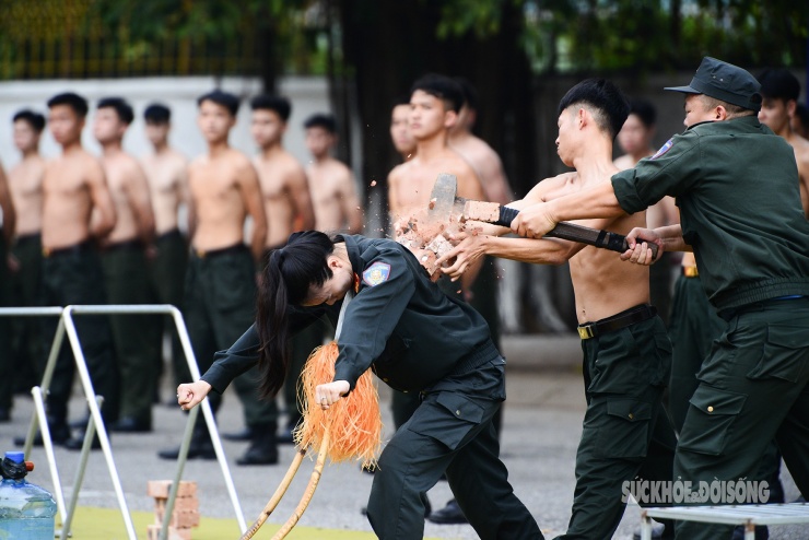 Nữ cảnh sát đặc nhiệm - những &#39;bông hoa thép&#39; trên thao trường - 12