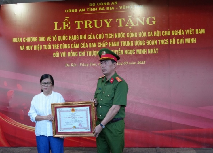 Thừa ủy quyền Chủ tịch nước, Thượng tá Trần Thanh Hiển, Phó Giám đốc Công an tỉnh Bà Rịa - Vũng Tàu, trao Huân chương bảo vệ Tổ quốc hạng Nhì truy tặng Thượng sĩ Nguyễn Ngọc Minh Nhật.