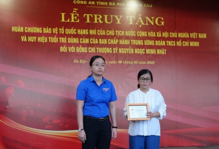 Thừa ủy quyền của Ban Chấp hành Trung ương Đoàn TNCS Hồ Chí Minh, đồng chí Hồ Thị Ánh Tuyết, Bí thư Tỉnh đoàn trao Huy hiệu Tuổi trẻ dũng cảm truy tặng Thượng sĩ Nguyễn Ngọc Minh Nhật.