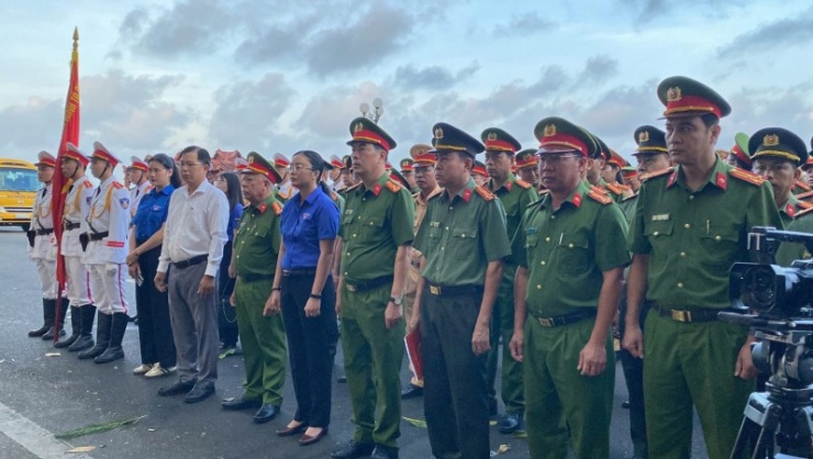 Truy tặng Huân chương bảo vệ Tổ quốc và Huy hiệu Tuổi trẻ dũng cảm cho Thượng sĩ Nguyễn Ngọc Minh Nhật - 3