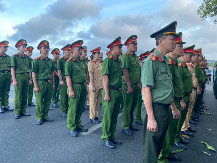 Truy tặng Huân chương bảo vệ Tổ quốc và Huy hiệu Tuổi trẻ dũng cảm cho Thượng sĩ Nguyễn Ngọc Minh Nhật - 5