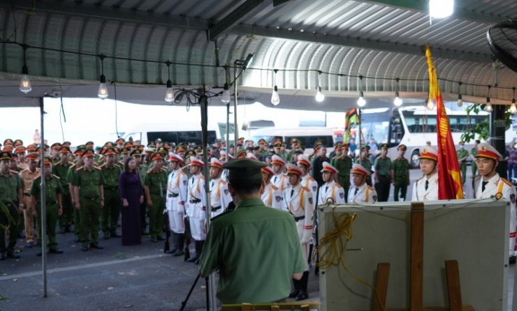 Đại diện Phòng Tổ chức cán bộ Công an tỉnh đọc điếu văn truy điệu.