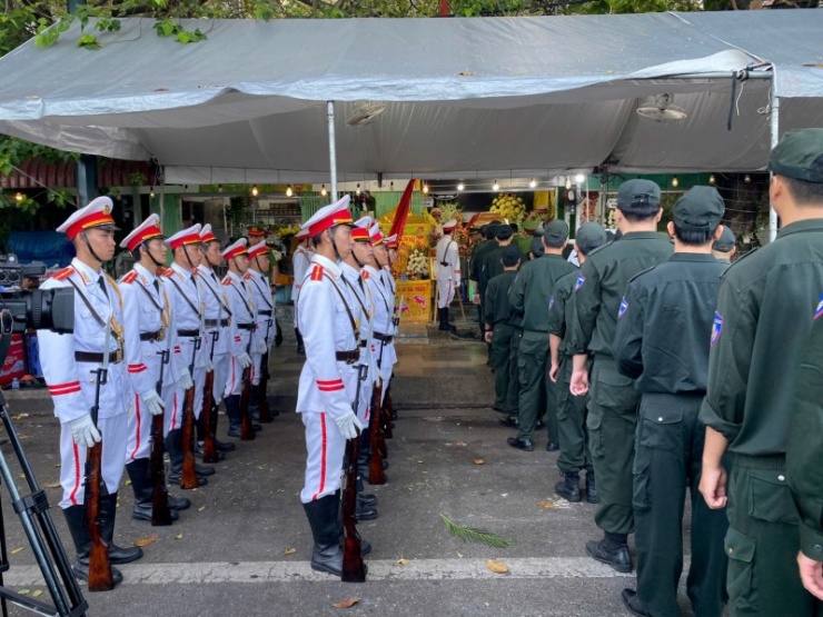 Đông đảo cán bộ chiến sĩ và người dân tới tiễn đưa Thượng sĩ Nguyễn Ngọc Minh Nhật về nơi an nghỉ cuối cùng.
