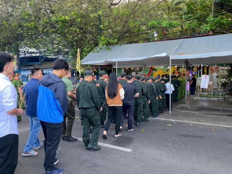 Truy tặng Huân chương bảo vệ Tổ quốc và Huy hiệu Tuổi trẻ dũng cảm cho Thượng sĩ Nguyễn Ngọc Minh Nhật - 7