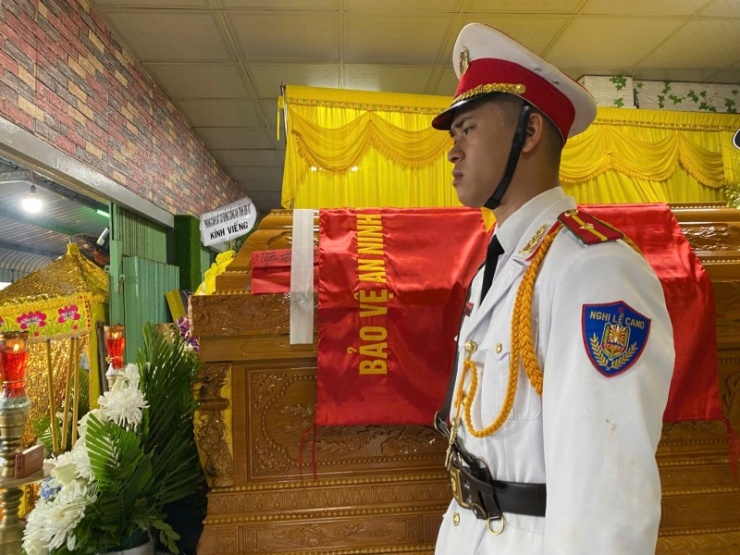 Truy tặng Huân chương bảo vệ Tổ quốc và Huy hiệu Tuổi trẻ dũng cảm cho Thượng sĩ Nguyễn Ngọc Minh Nhật - 9