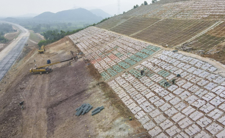 Diện mạo tuyến cao tốc hơn 9.700 tỷ qua Hà Tĩnh gần về đích - 12