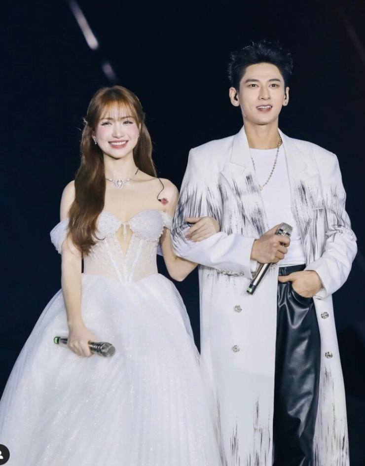 Hoà Minzy có sự thay đổi ngoạn mục từ sau cuộc thi, cô có những bước tiến cả trong sự nghiệp và công việc. 