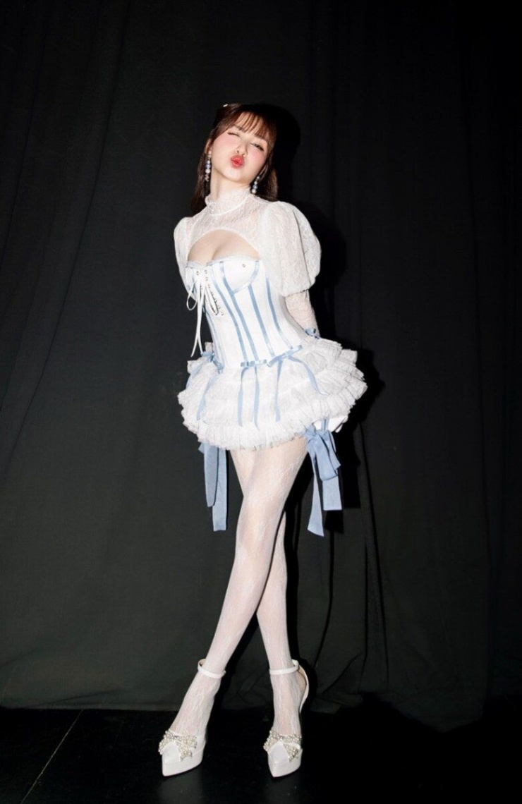 Thời trang đi diễn siêu cá tính, tôn lên đôi chân dài nuột nà. 