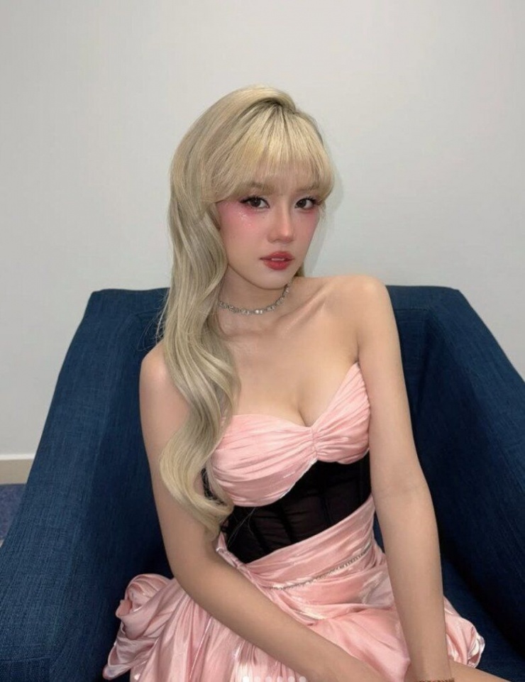 Người đẹp thử nghiệm những kiểu trang điểm đậm. 