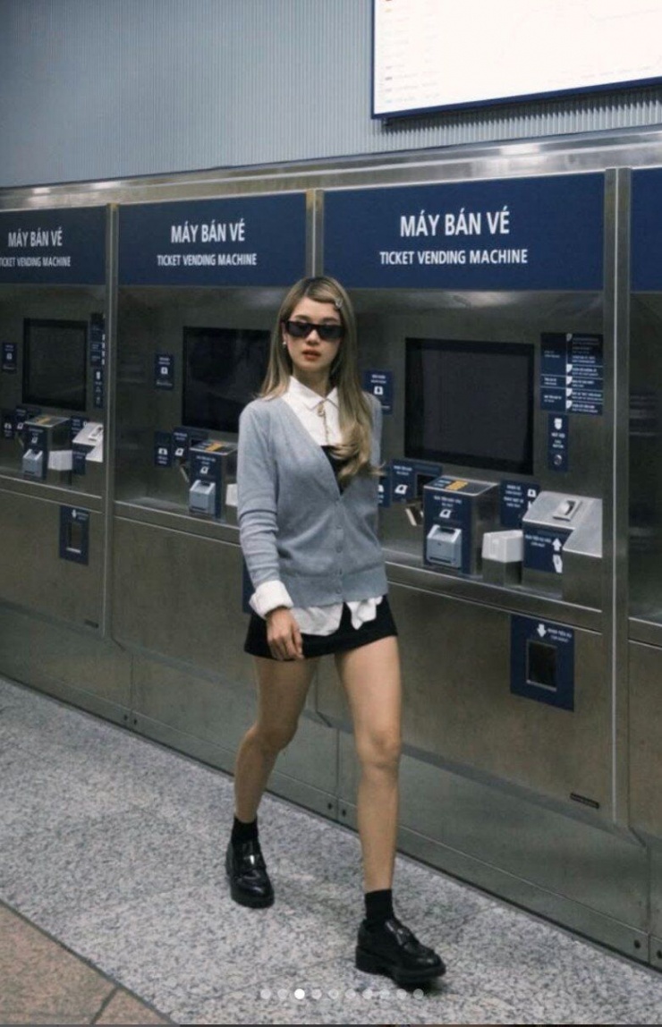 Bắt trend chụp ảnh tại Metro cùng set đồ mang tông màu trung tính. 