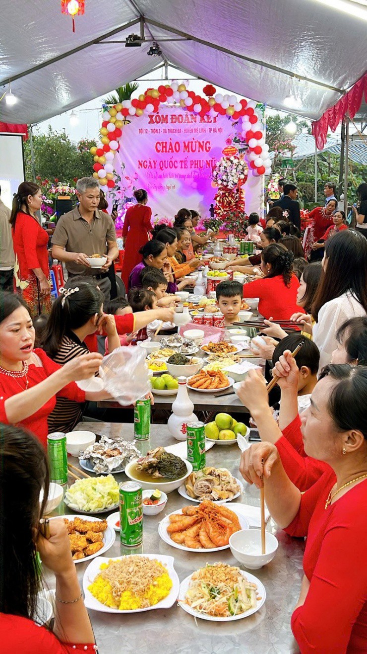 Hội chị em thảnh thơi ăn cỗ