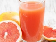 Những người không nên uống nước ép bưởi