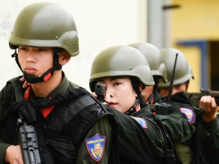 Nữ cảnh sát đặc nhiệm - những “bông hoa thép“ trên thao trường