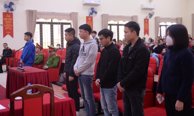 6 bị cáo tại phiên tòa lưu động mở sáng 6/3. Ảnh: Danh Lam