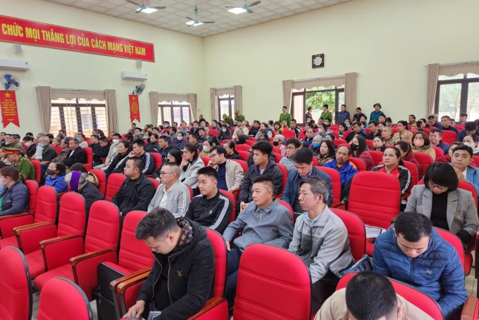 Người dân địa phương đến dự phiên tòa. Ảnh: Thanh Lam