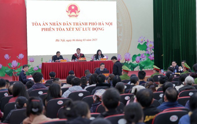 Phiên tòa của TAND Hà Nội do thẩm phán Trần Nam Hà làm chủ tọa, được xét xử lưu động tại Hội trường UBND xã Quang Tiến, huyện Sóc Sơn với gần 200 người dân đến tham dự. Ảnh: Danh Lam