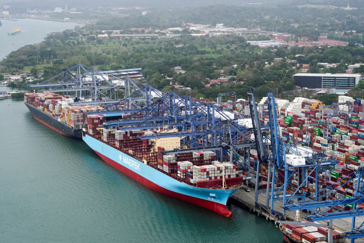 Tàu hàng neo ở cảng Balboa thuộc kênh đào Panama. Ảnh: Reuters.