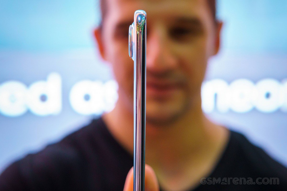 Hands-on with the super thin smartphone, better than both iPhone and Galaxy - 3