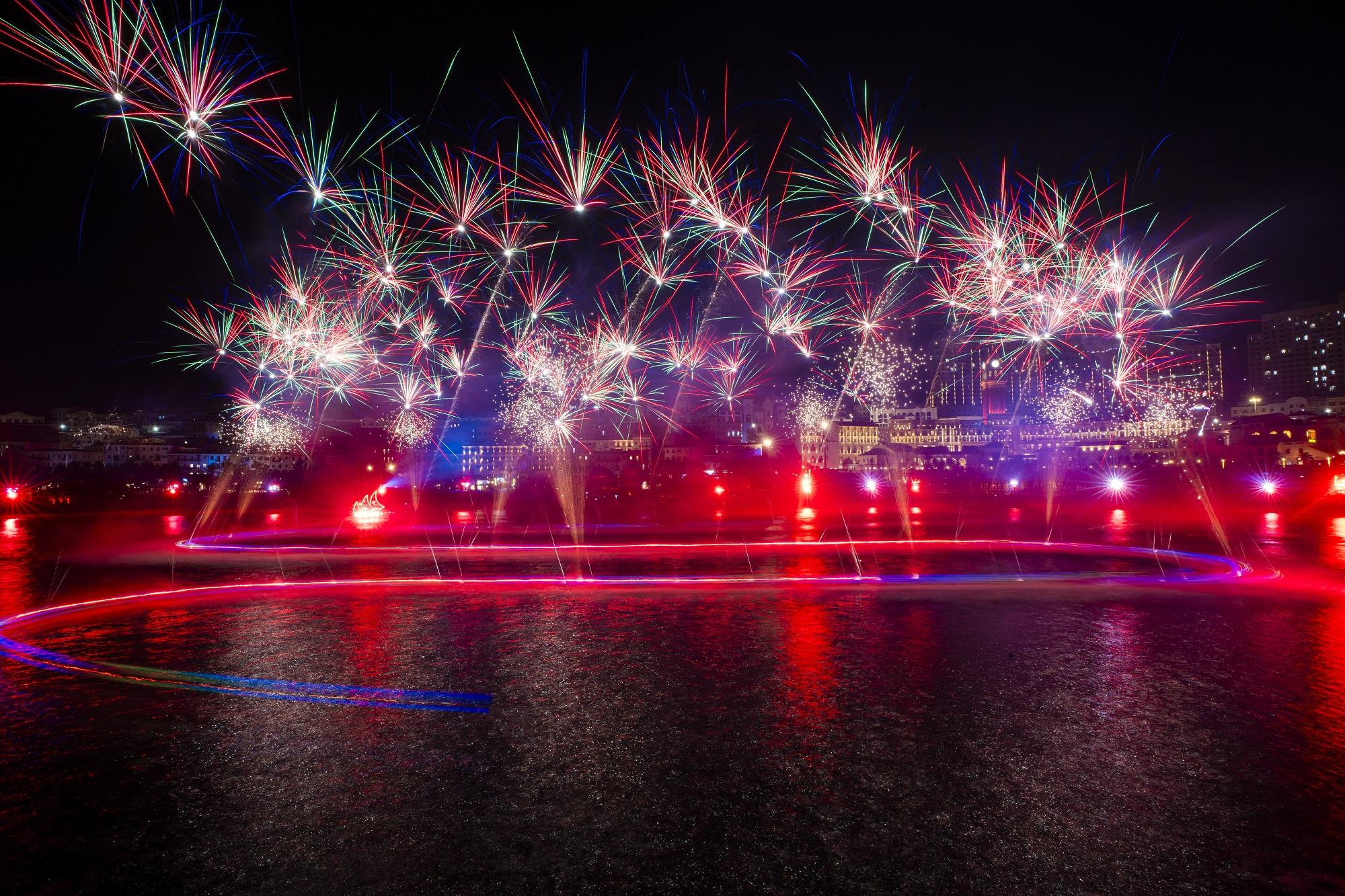 Show Bản giao hưởng Đảo Xanh - Symphony of Green Island là bản giao hưởng của ánh sáng, âm thanh, pháo hoa và công nghệ hiện đại