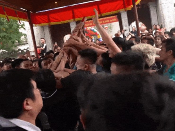 Hàng trăm trai làng chen nhau giằng bông mong sinh được quý tử