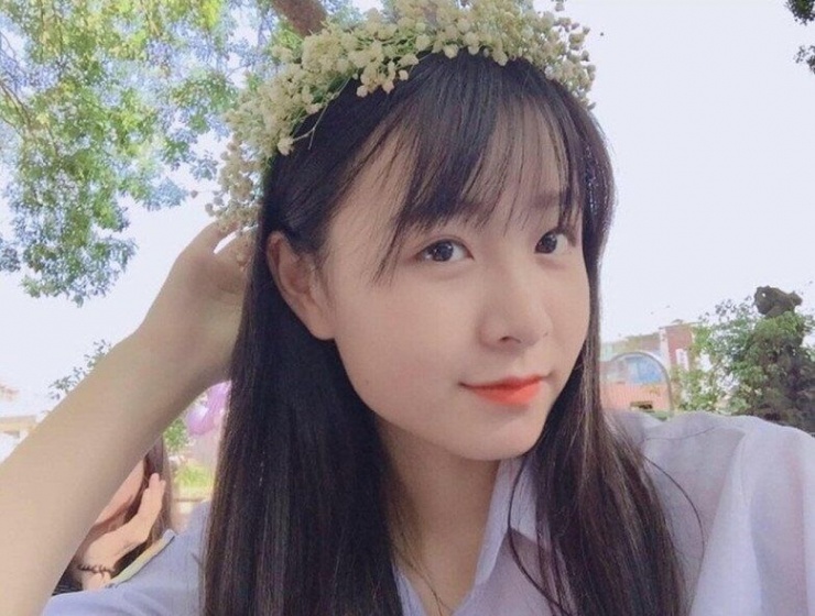 Vào thời điểm năm 2018, nữ diễn viên phim Không thời gian từng “gây sốt” cộng đồng mạng với nhan sắc đầy trong troẻ và ngọt ngào khi đi đăng kí nhập học Học viện Báo chí và Tuyên truyền (Hà Nội). 