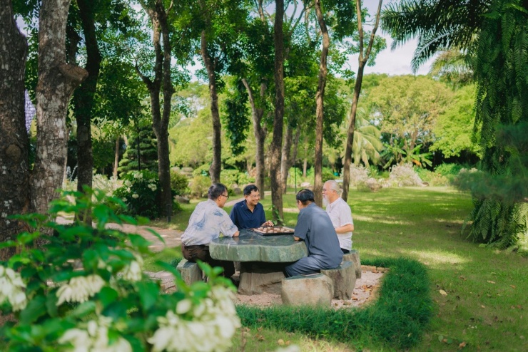 Người già chơi cờ, trò chuyện giúp gia tăng các mối tương tác xã hội.