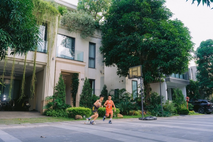 Trẻ em vận động dưới không gian trong lành rất tốt cho sức khỏe.