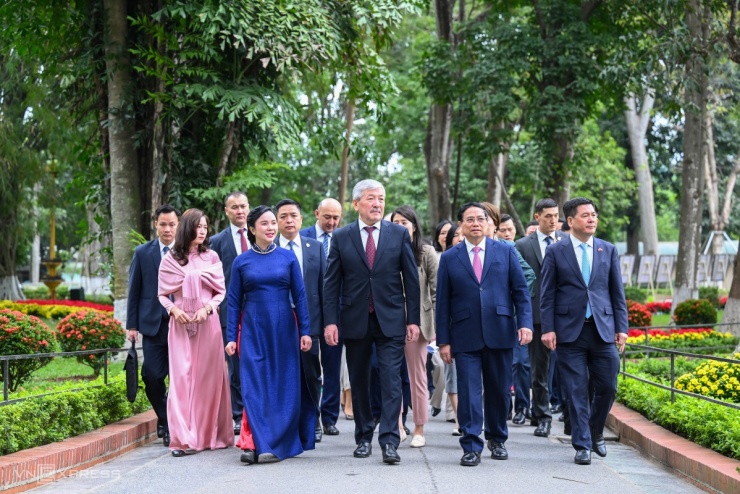 Thủ tướng Phạm Minh Chính và Thủ tướng Kyrgzystan Adylbek Kasymaliev sáng 7/3 thăm Nhà sàn Hồ Chủ tịch trong khu di tích Phủ Chủ tịch ở Hà Nội. Đây là hoạt động trong chuyến thăm chính thức Việt Nam ngày 6-7/3 của Thủ tướng Kasymaliev.