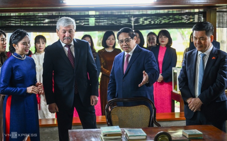 Thủ tướng Phạm Minh Chính giới thiệu với Thủ tướng Kasymaliev về nhà sàn, cùng cuộc đời và sự nghiệp của Chủ tịch Hồ Chí Minh, Anh hùng giải phóng dân tộc, danh nhân văn hóa thế giới.