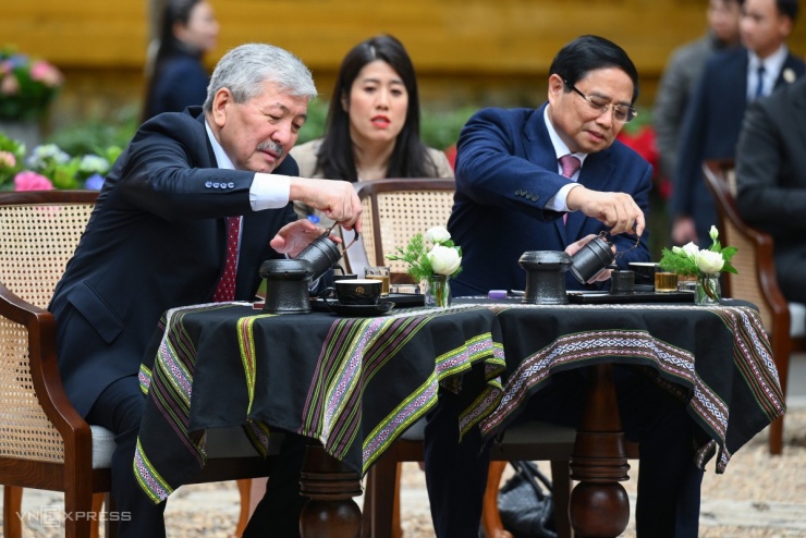 Thủ tướng Kasymaliev bày tỏ sự ngưỡng mộ, kính trọng với Chủ tịch Hồ Chí Minh, ấn tượng với nền văn hóa, truyền thống lịch sử Việt Nam và đánh giá cao hương vị cà phê, văn hóa cà phê Việt Nam.