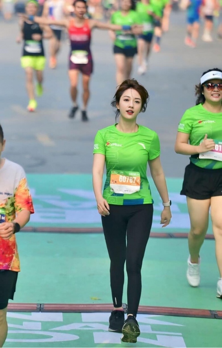 Gặp gỡ mẹ 3 con “thắp sáng” đường đua giải chạy bộ: Không theo đuổi hình tượng phụ nữ hoàn hảo - 1