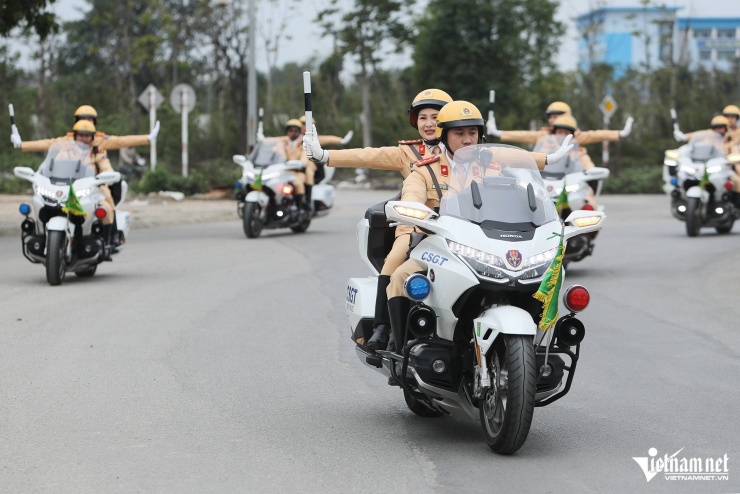 Ngày 7/3, Cục CSGT (Bộ Công an) tổ chức tập luyện để chuẩn bị cho chương trình "Vinh quang Công an nhân dân Việt Nam" vào 8-9/3 tại Hồ Hoàn Kiếm (Hà Nội).