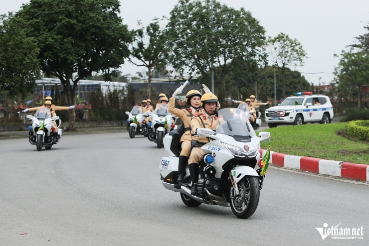 Sẽ có 10 cán bộ, chiến sĩ đi trên 5 mô tô Honda Goldwing 1.800 phân khối. Trong đó, chiến sĩ nam điều khiển phương tiện còn nữ CSGT ngồi sau chỉ huy giao thông.