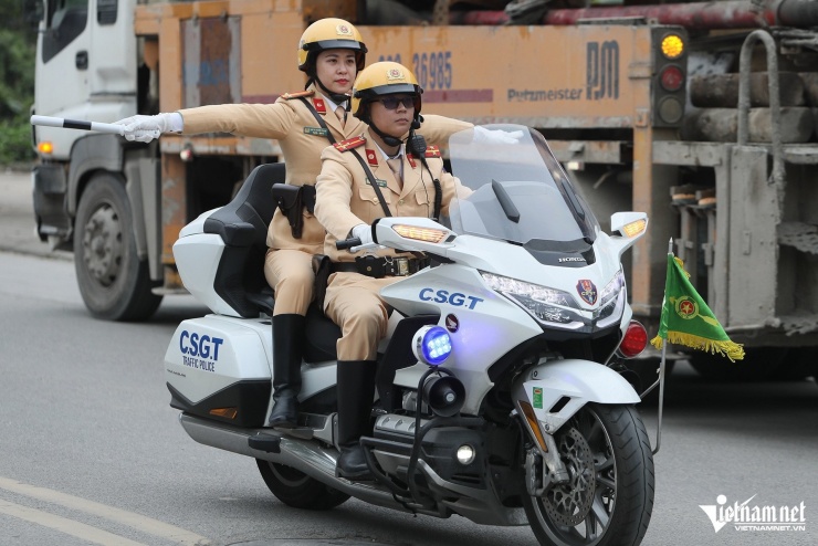 Dàn mô tô Honda Goldwing 1.800 phân khối mới được Bộ Công an trang cấp cho Cục CSGT và CSGT các địa phương.&nbsp;Việc lựa chọn mô tô này sẽ đáp ứng yêu cầu hiện đại hóa của CSGT trong thời kỳ hội nhập mới.