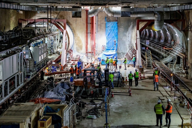 Khoảnh khắc robot TBM 'Thần tốc' xuyên lòng đất tiến vào ga S10-Cát Linh - 1