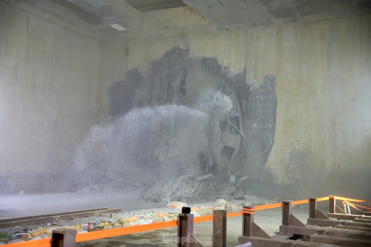 Khoảnh khắc robot TBM 'Thần tốc' xuyên lòng đất tiến vào ga S10-Cát Linh - 5